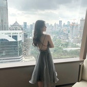 Дамска рокля с кръстосани връзки на гърба 