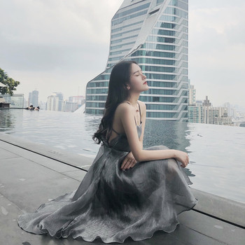 Дамска рокля с кръстосани връзки на гърба 