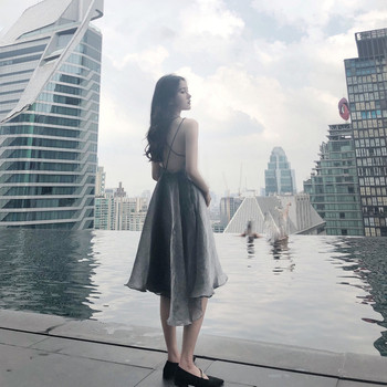 Дамска рокля с кръстосани връзки на гърба 