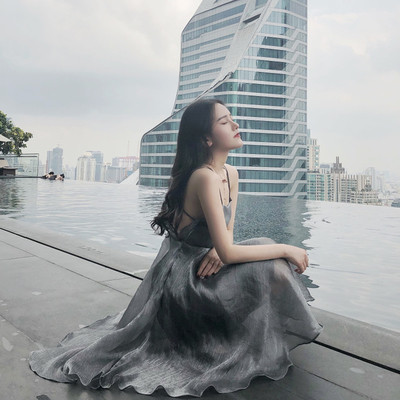 Дамска рокля с кръстосани връзки на гърба 