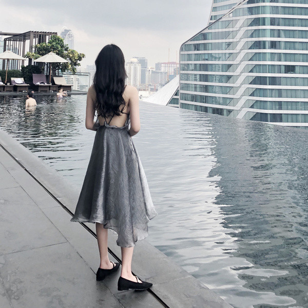 Дамска рокля с кръстосани връзки на гърба 