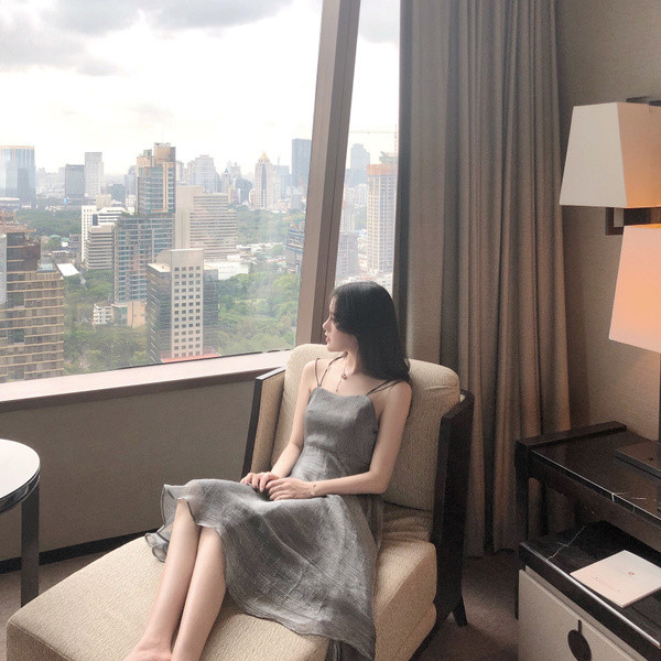 Дамска рокля с кръстосани връзки на гърба 