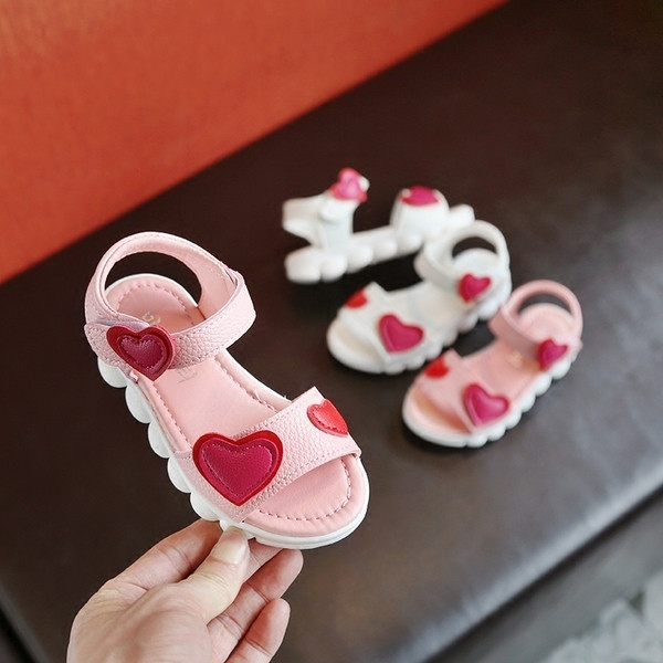 Άνετα παιδικά σανδάλια με λευκό και ροζ χρώμα σε σχήμα καρδιάς
