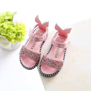 Modern, fekete, fehér és rózsaszín kövekkel díszített gyerekszandál lányoknak