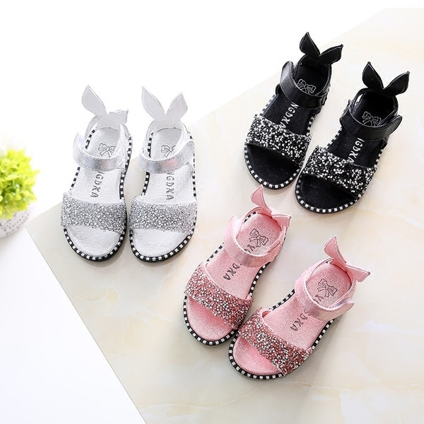 Modern, fekete, fehér és rózsaszín kövekkel díszített gyerekszandál lányoknak