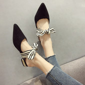 Μοντέρνες γυναικείες παντόφλες σε μια επίπεδη σόλα σε δύο χρώματα