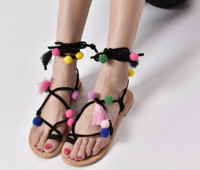 Ежедневни дамски сандали с декорация цветни пискюли и тпчета- в два цвята