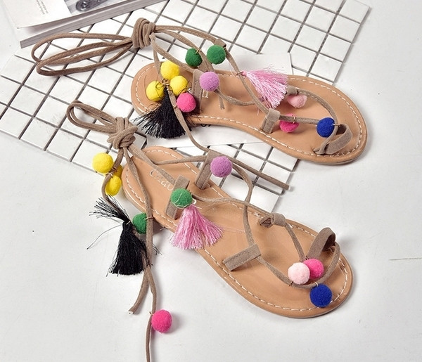 Ежедневни дамски сандали с декорация цветни пискюли и тпчета- в два цвята