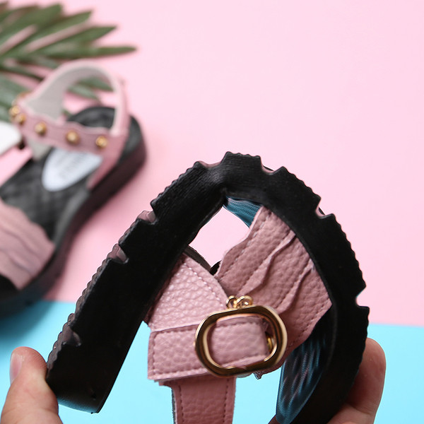 Sandale pentru fete pentru copii cu talpa plate si ochiuri in alb si roz