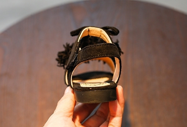 Sandale copii pentru fete cu franjuri in negru si rosu