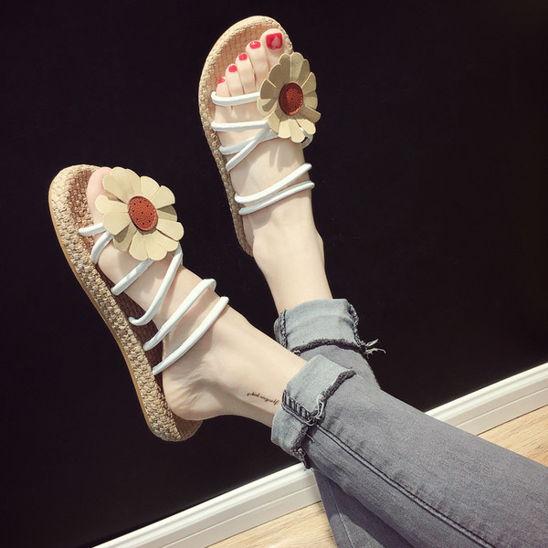 Papuci moderni de dama cu decor floral in doua culori