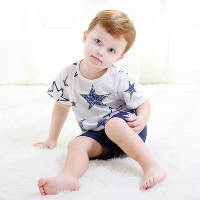 Детски комплект за момчета - тениска с щампа звезди и къси панталони с еластична талия