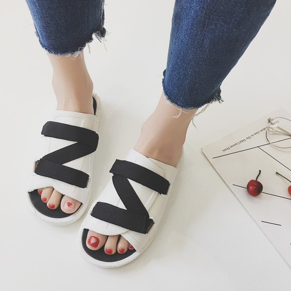 Papuci comozi de damă în alb și negru