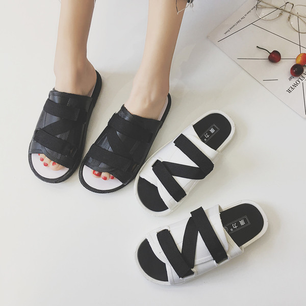 Papuci comozi de damă în alb și negru