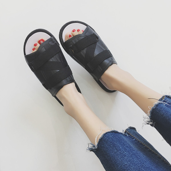 Papuci comozi de damă în alb și negru