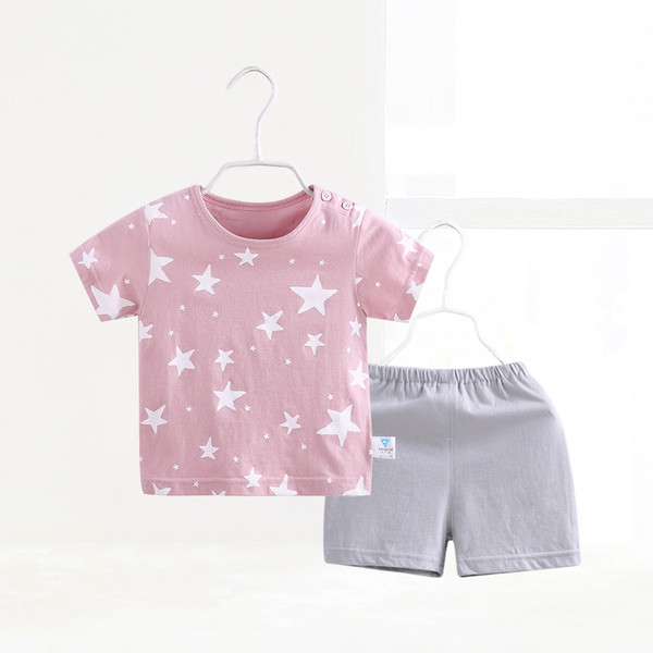 Set copii in doua culori - tricou cu imprimeu si pantaloni scurti curati