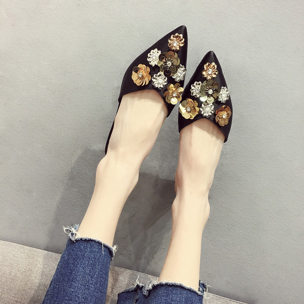 Papuci de dama ascutiti cu decor in mai multe culori