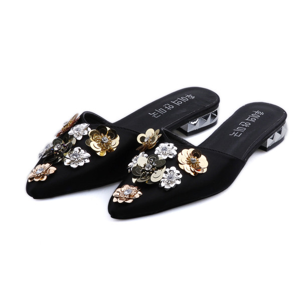 Papuci de dama ascutiti cu decor in mai multe culori