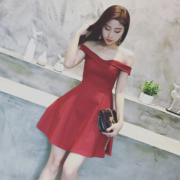 Σύντομο γυναικείο φόρεμα  με πτώση ώμων σε διάφορα χρώματα