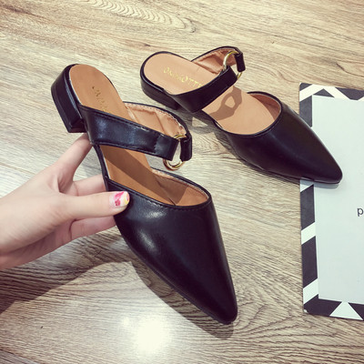 Papuci de damă eleganti ascuțiți din piele ecologică sunt în două culori