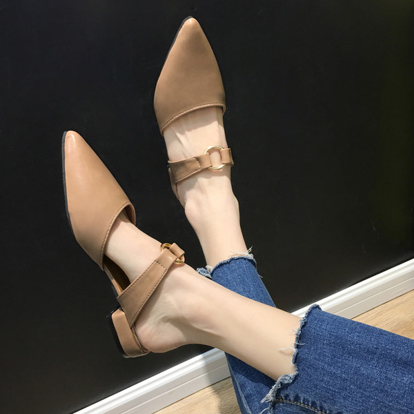 Papuci de damă eleganti ascuțiți din piele ecologică sunt în două culori