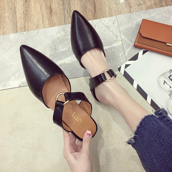 Papuci de damă eleganti ascuțiți din piele ecologică sunt în două culori