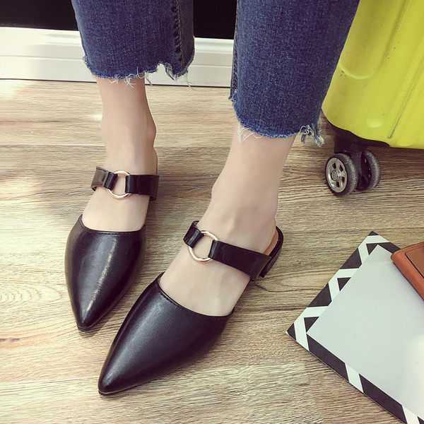 Papuci de damă eleganti ascuțiți din piele ecologică sunt în două culori