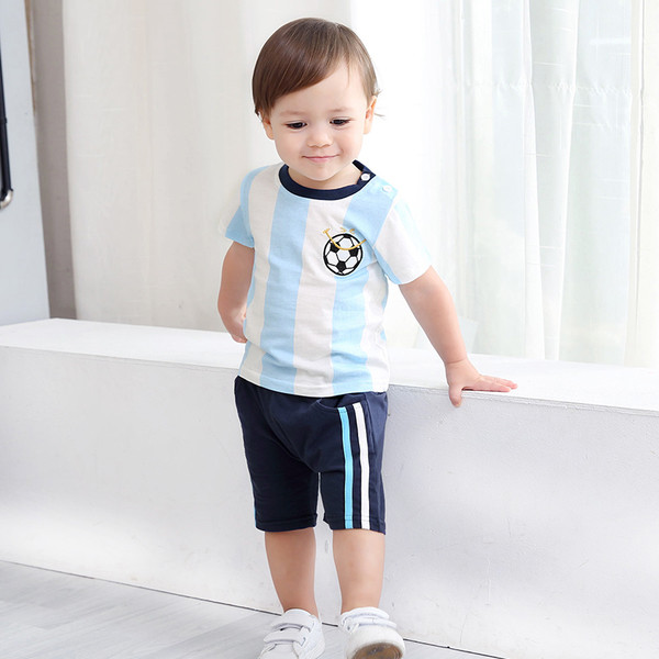 Set sport pentru copii - Tricou cu imprimeu brodat si pantaloni scurti cu margine colorata