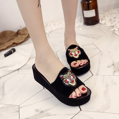 Papuci de dama pe platforma usoara cu broderie - doua modele