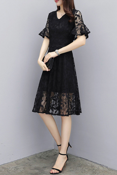 Свежа дамска дантелена рокля 