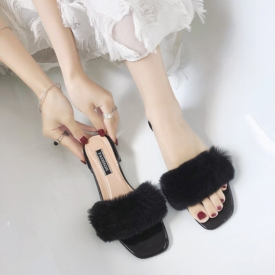 Papuci de damă cu puf pe talpă plată în alb, negru și maro