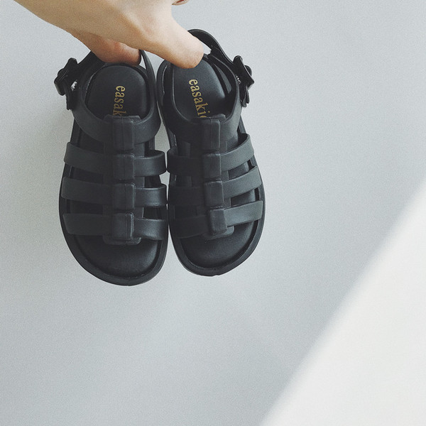 Sandale romane pentru copii potrivite pentru baieti si fete in negru si culoarea corpului