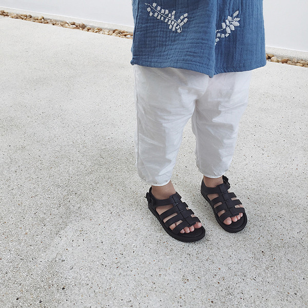 Sandale romane pentru copii potrivite pentru baieti si fete in negru si culoarea corpului