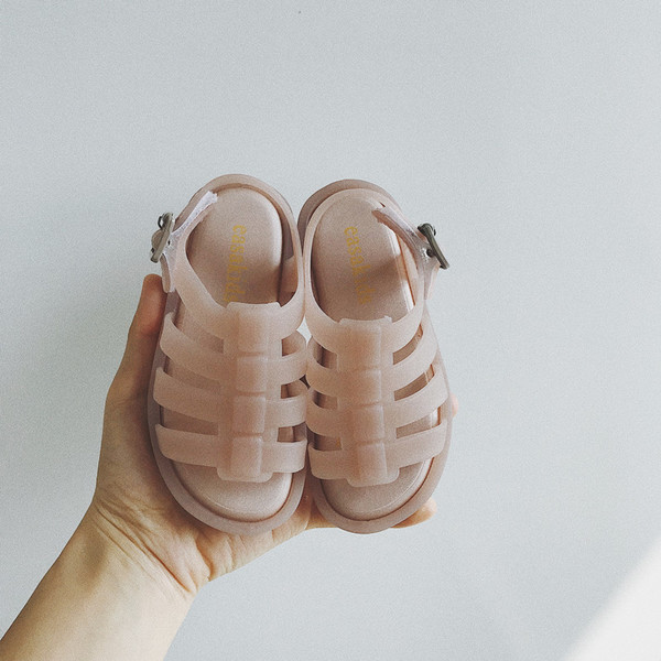 Sandale romane pentru copii potrivite pentru baieti si fete in negru si culoarea corpului