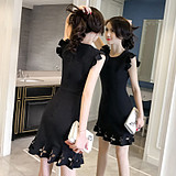 Σύντομο γυναικείο φόρεμα με ένα μανίκι σε δύο χρώματα