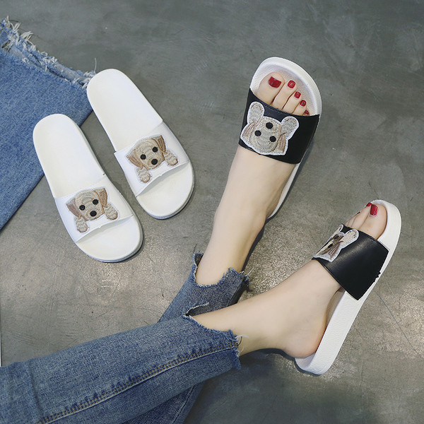 Papuci de damă cu aplicație în alb și negru