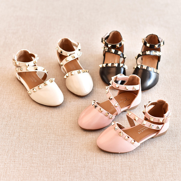 Детски модерни затворени сандалки за момичета с капси в черен, бежов и розов цвят