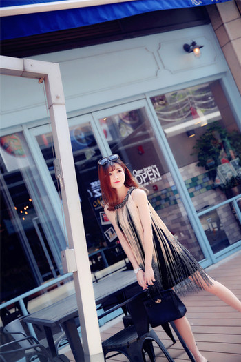 Μοντέρνο γυναικείο φόρεμα με περιθώρια