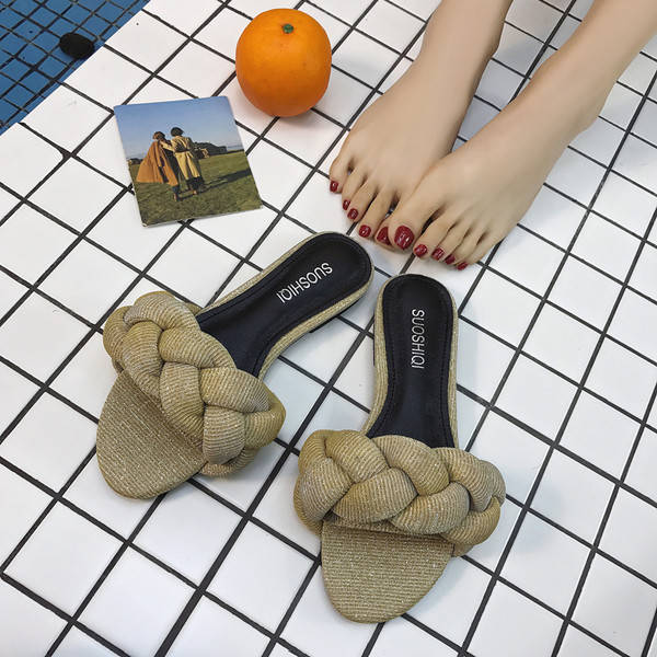 Papuci de dama de culoare aurie si albastra potriviti pentru utilizarea de zi cu zi