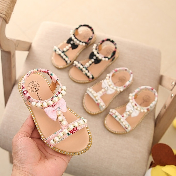 Παιδικά μοντέρνα σανδάλια για κορίτσια με σχέδια και διακοσμητικά μαργαριτάρια σε τρία χρώματα