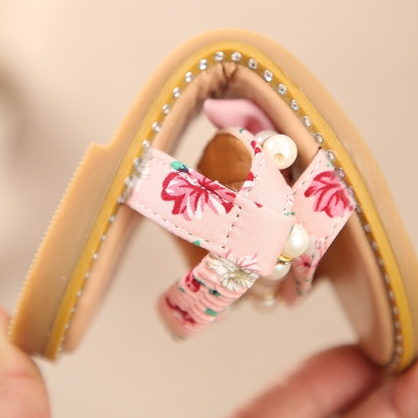 Παιδικά μοντέρνα σανδάλια για κορίτσια με σχέδια και διακοσμητικά μαργαριτάρια σε τρία χρώματα