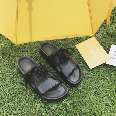 Δερμάτινες παντόφλες για γυναίκες με δεσμούς σε λεύκο και μαύρο χρώμα