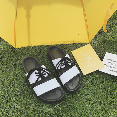 Δερμάτινες παντόφλες για γυναίκες με δεσμούς σε λεύκο και μαύρο χρώμα