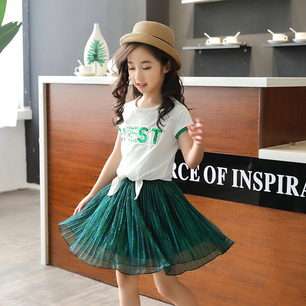 Set modern pentru copii - Tricou cu inscriptie si fusta plisata in verde modern