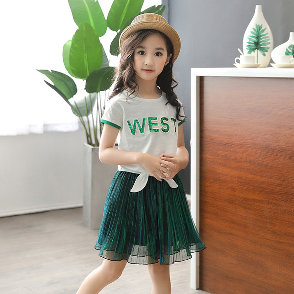 Set modern pentru copii - Tricou cu inscriptie si fusta plisata in verde modern