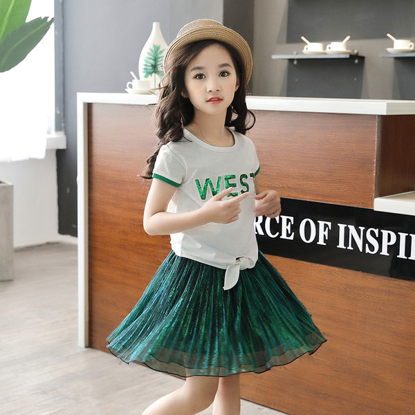 Set modern pentru copii - Tricou cu inscriptie si fusta plisata in verde modern