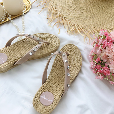 Papuci de damă cu elemente metalice în două culori potrivite pentru plajă