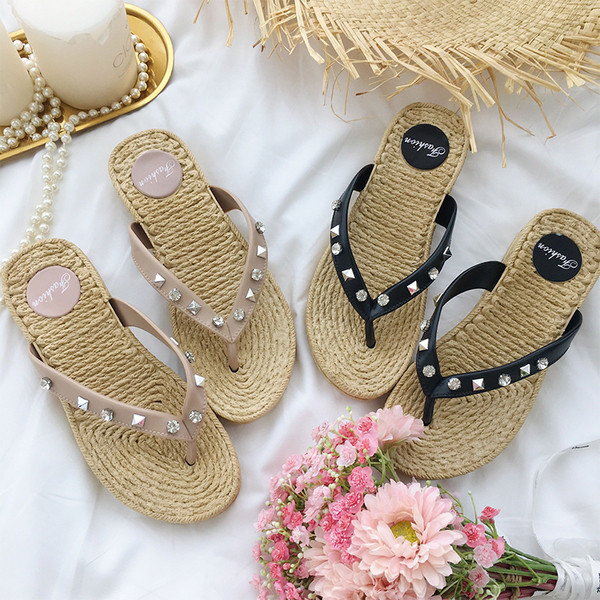 Papuci de damă cu elemente metalice în două culori potrivite pentru plajă