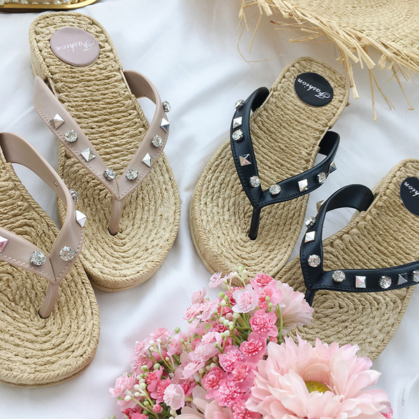 Papuci de damă cu elemente metalice în două culori potrivite pentru plajă