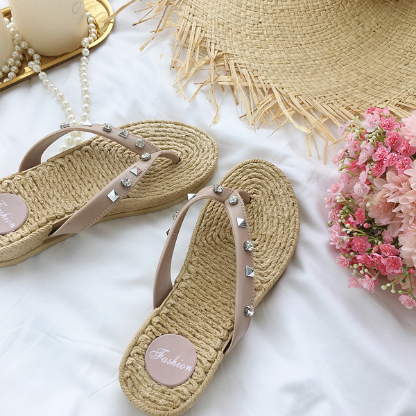 Papuci de damă cu elemente metalice în două culori potrivite pentru plajă